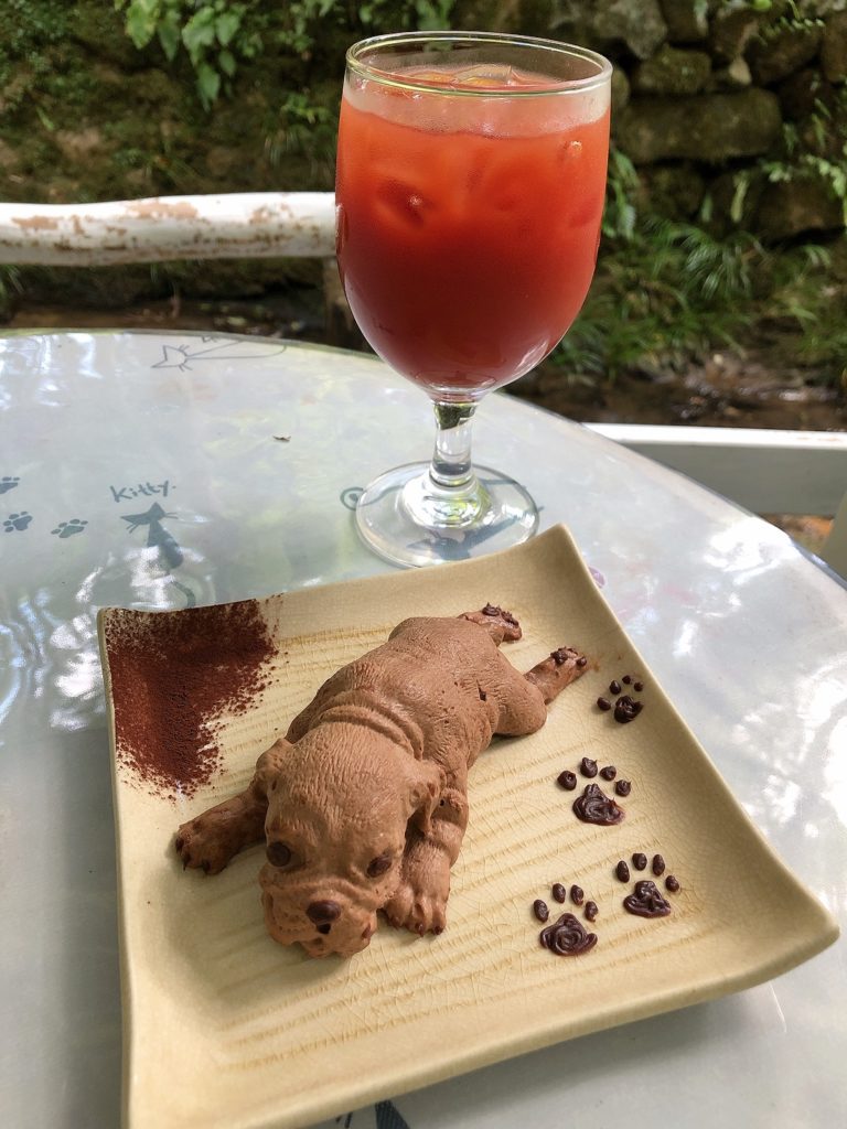 アルフォンソカフェ 犬の形のケーキとトマトジュース
